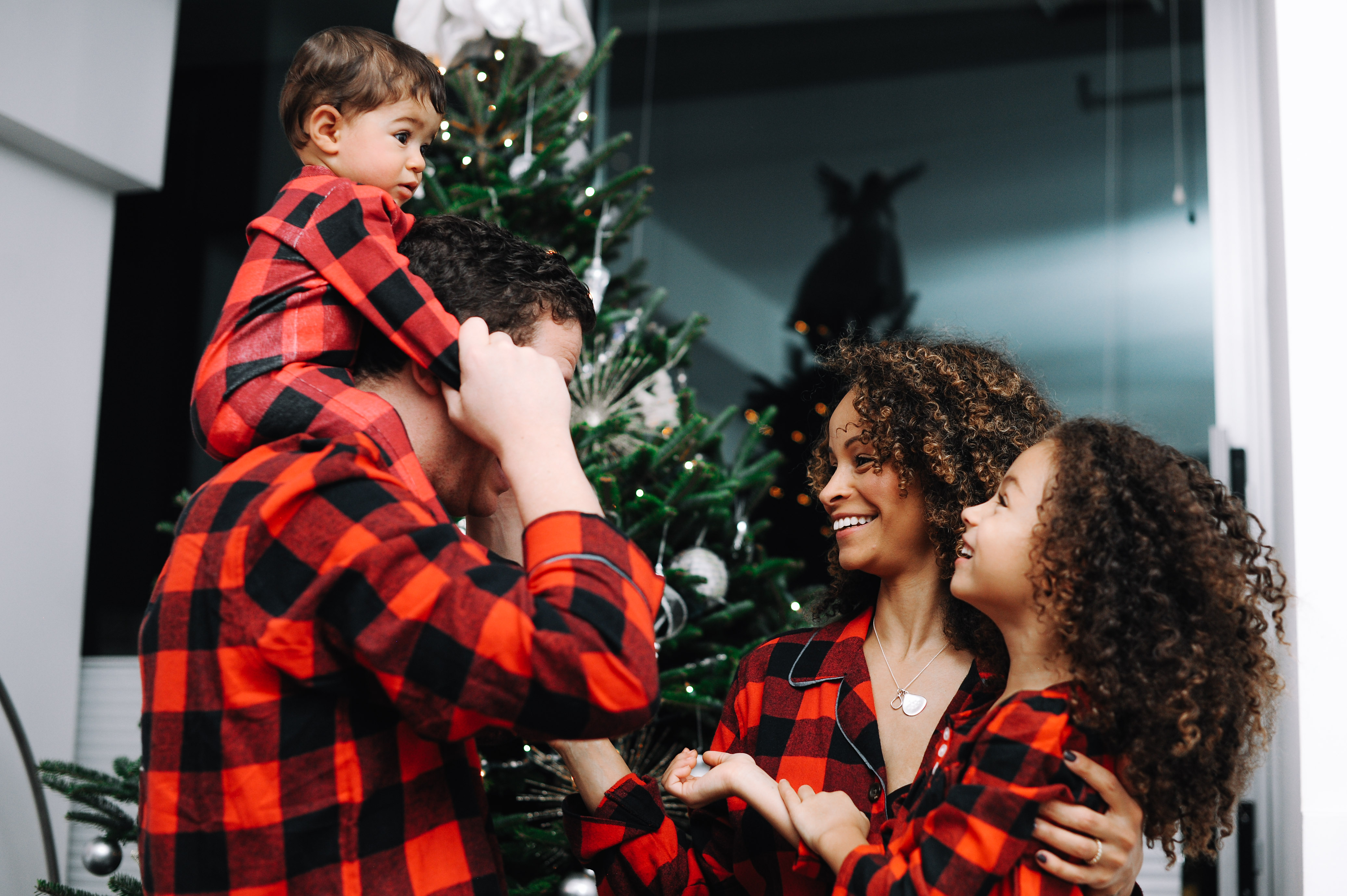 decorating christmas tree family portrait poses