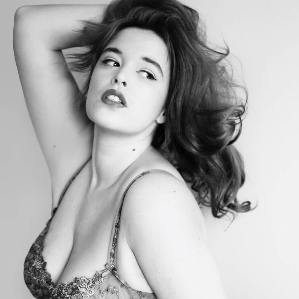 50 Best Plus Size Boudoir Photography Poses For Any Woman