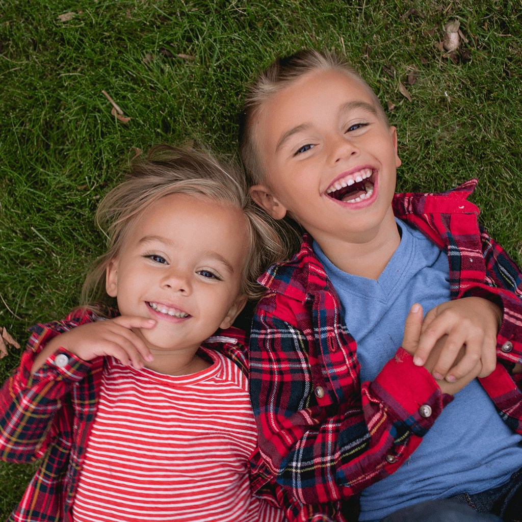 21 Cute Sibling Photo Ideas That Any Parent Will Love
