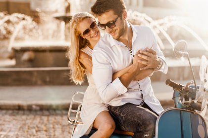 retouchers portfolio couple on a moped on the background of a fountain