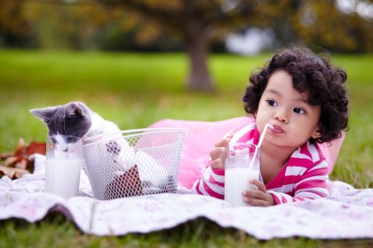 retouchers portfolio photo shoot of a child with a cat in the open air